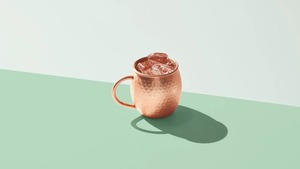 Grande tasse à eau contemporaine en cuivre martelé |   Ustensile de rangement portable pour usage domestique - Product Image 2