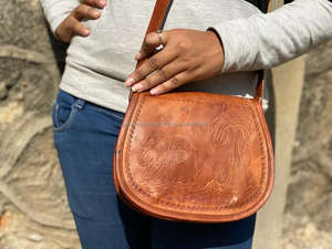 Meilleures ventes Sac à main en cuir pleine fleur véritable avec motif gravé Sacs à bandoulière grande capacité en cuir de chèvre pour hommes et femmes - Product Image 2