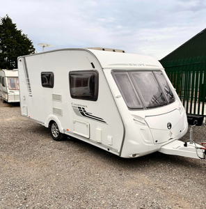 Potente Autocaravana 4x4 Todoterreno para Viajes Largos y Aventuras con Refrigerador Integrado - Product Image 1