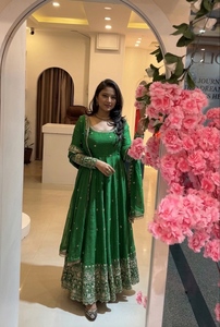 ชุดเดรส Anarkali ผ้าไหมปักลายฉลุ แขนยาว พร้อมกางเกงและผ้าคลุมไหล่ แบบสำเร็จรูป สไตล์ชาติพันธุ์ (HHI 544) - Product Image 1