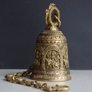 Campana colgante artesanal de latón estilo templo con motivos tradicionales en relieve y un gancho superior para cadena, a precio de mayorista. - Product Image 4