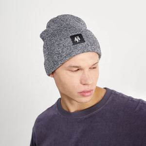 Bonnet gris avec conception d'étiquette personnalisée Bonnets d'hiver doux de meilleure qualité Bonnet tricoté avec logo brodé - Product Image 1