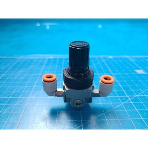 Régulateur pneumatique miniature SMC MR10-M5H, utilisé comme pièce détachée pour équipement semi-conducteur d'époque - Product Image 1
