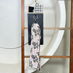 Porta Bufandas Multifuncional de Cuero Vacuno con Diseño a Cuadros y Anillos Metálicos, Organizador para Bufandas y Accesorios - Product Image 4