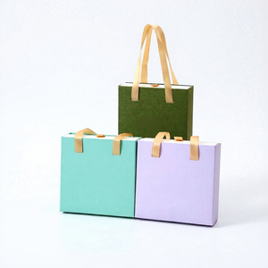 Boîte d'emballage de bijoux en carton sur mesure avec logo estampé à chaud or, languette à ruban coulissante et plateau en mousse velours pour boucles d'oreilles, bagues et colliers - Product Image 4