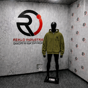 Sudadera con Capucha Extra Grande para Hombre, Color Oliva, Estilo Relajado, Diseño Premium con Estampado Gráfico en el Pecho, Ropa Urbana Minimalista - Product Image 3