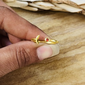 Nouvelle Arrivée Bague Grenat Lune Céleste en Laiton Plaqué Or 18 carats pour Femme, Bijoux Bohèmes Célestes Minimalistes, Vente en Gros - Product Image 4