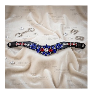 Bride de luxe en cuir noir avec cristaux rouges et bleus en forme de V et strass pour cheval - Product Image 1