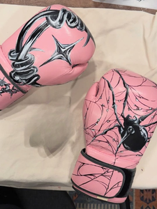 ถุงมือชกมวยหนังคุณภาพพรีเมียม พร้อมสายรัดข้อมือปรับได้ ปรับแต่งโลโก้และสีได้ สำหรับการฝึกซ้อม - Product Image 2