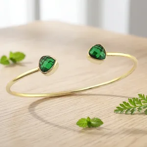 Bracelet jonc ouvert en laiton plaqué or 18 carats pour femme, avec pierres précieuses naturelles émeraude et quartz taille triligne - Product Image 4