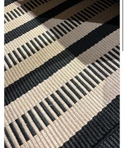 Ensemble de tapis modernes en polypropylène lavables, à poils ras, tissés à la main, d'épaisseur moyenne, motif géométrique rectangulaire noir et beige pour salon - Product Image 1
