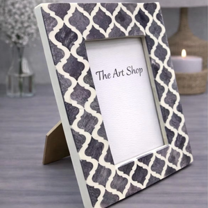 Cadre photo unique en os avec une touche macabre - Product Image 1