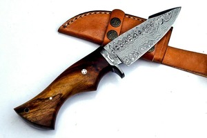 Cuchillo de Camping Hecho a Mano con Acero de Damasco, Hoja Recta, Mango de Madera, Funda de Cuero de Grado Industrial - Product Image 3
