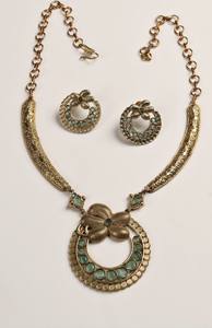 Elegante conjunto de collar en tono dorado con piedra verde y aretes a juego - Product Image 5