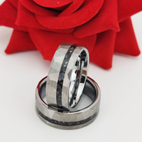 Bague en carbure de tungstène avec incrustation de pierres foncées concassées et finition brossée forgée, alliance plate pour homme, bijoux en gros