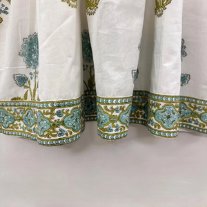 เดรสสั้นคอวี แขนสามส่วน ผ้าฝ้ายพิมพ์ลายดอกไม้แบบแฮนด์บล็อก เป็นมิตรต่อสิ่งแวดล้อม แต่งระบายลูกไม้ทำมือ สไตล์โบฮีเมียน เหมาะสำหรับใส่ไปทำงาน รุ่น Kyra - Product Image 2