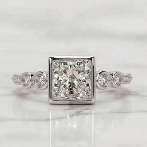 Anillo de compromiso con diamante talla princesa en oro blanco macizo con piedras laterales redondas, moderno anillo de promesa solitario para ella. - Product Image 1