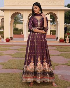 Collection tendance : Costume Anarkali violet pour femme, manches 3/4, en crêpe satiné, semi-couture, idéal pour les fêtes de Diwali - Product Image 3
