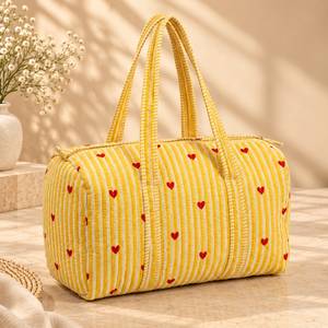 Bolsa de Viaje de Lona Acolchada con Rayas Amarillas y Corazones Rojos, con Cierre - Product Image 1