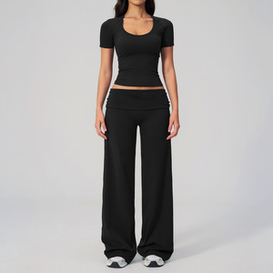 Ensemble de yoga 2 pièces blanc pour femme : Leggings sans couture taille haute avec effet froncé aux fesses et haut court à manches courtes avec dos découpé - Product Image 3