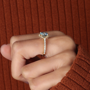 Bague de fiançailles halo en diamant bleu rond de 2 carats, cultivé en laboratoire, avec bande pavée en or 14 carats, certifiée IGI, bijoux de mariée - Product Image 2