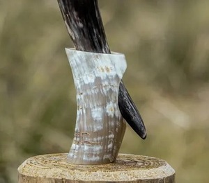 Corne à boire viking naturelle avec support - Fabriquée à la main à partir de corne de buffle - Product Image 2