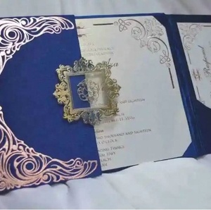 การ์ดเชิญงานแต่งงานแบบพับได้สีน้ำเงินรอยัล พร้อมลายฟอยล์สีโรสโกลด์ และโมโนแกรมอะคริลิคสีทองแบบกระจก - Product Image 4
