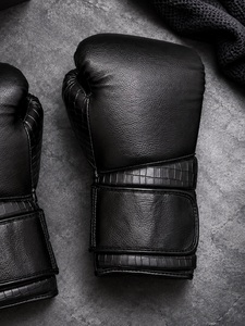Gants de boxe professionnels en cuir noirs avec sangle de poignet réglable et fermeture à lacets pour adultes – Équipement d'entraînement - Product Image 4