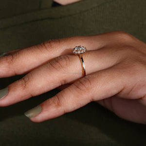 Anillo de compromiso de diamante cultivado en laboratorio de oro macizo de 14K, halo de corte redondo único con estilo de racimo, regalo de aniversario de boda certificado IGI - Product Image 2