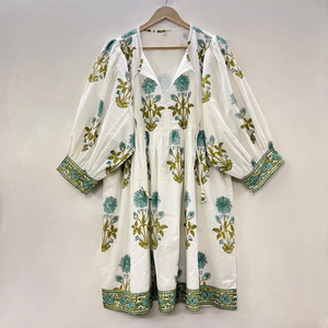 เดรสสั้นคอวี แขนสามส่วน ผ้าฝ้ายพิมพ์ลายดอกไม้แบบแฮนด์บล็อก เป็นมิตรต่อสิ่งแวดล้อม แต่งระบายลูกไม้ทำมือ สไตล์โบฮีเมียน เหมาะสำหรับใส่ไปทำงาน รุ่น Kyra - Product Image 3