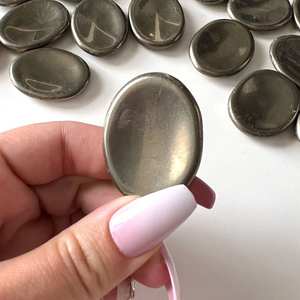 หินไพรไรต์ธรรมชาติแกะสลักด้วยมือนำโชคจักระบริสุทธิ์ - Product Image 6