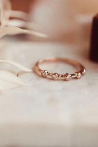 Anillo de Compromiso Minimalista de Plata de Ley con Moissanita Redonda en Engaste de Bisel, Media Eternidad, Regalo de Aniversario, Conjunto Nupcial - Product Image 6