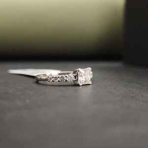 Anillo de Compromiso con Moissanita Corte Princesa, Certificado IGI, Oro Sólido de 18 Quilates, 2.13ct, Engaste Pavé, Regalo de Cumpleaños - Product Image 5