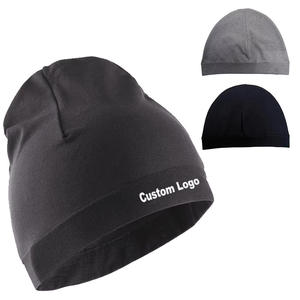 Vente en gros de bonnets personnalisés de haute qualité, unisexes, couleur unie, 100% acrylique, doux et chauds, bonnets d'hiver personnalisés, bonnets en coton à 5 panneaux - Product Image 4