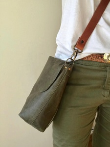 Bolso tote de cuero para mujer con asas y correa cruzada extraíble con cremallera, cosido, ajuste cómodo, venta directa de fábrica. - Product Image 5