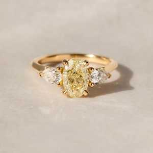 Precioso anillo de tres piedras con diamante amarillo de corte ovalado de 1.02 CT, cultivado en laboratorio, oro sólido de 14k, trilogía, regalo de boda para parejas - Product Image 1