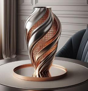 Paire de vases blancs ondulés avec des accents en filigrane argenté et des colliers fins. Ensembles chics disponibles à prix de gros. - Product Image 2