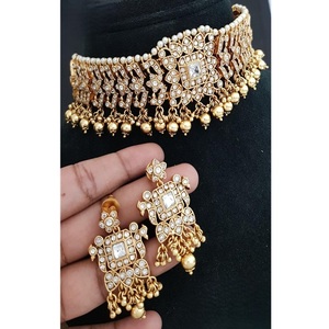 Ensemble collier et boucles d'oreilles choker en laiton plaqué or de qualité supérieure, serti de zircone cubique, style antique, collection pour mariage - Product Image 1