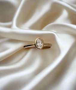 Bagues de fiançailles serties closes, diamant de laboratoire taille ovale, solitaire délicat et minimaliste, pour demande en mariage et mariage, bande de 2 mm, or massif 14k 18k - Product Image 1