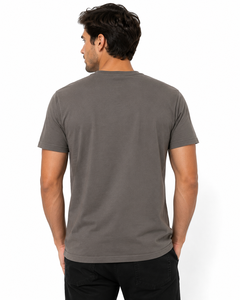 เสื้อยืดแขนสั้นผู้ชายทรงปกติ คอวี ผ้าโพลีเอสเตอร์ 100% แบบยูนิเซ็กซ์ พิมพ์ลายตามสั่ง ผลิตโดย OEM - Product Image 2