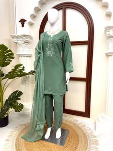 Conjunto de Salwar Kameez Verde Bordado en Seda Georgette, Traje Tradicional Indio para Bodas y Fiestas para Mujer - Product Image 5