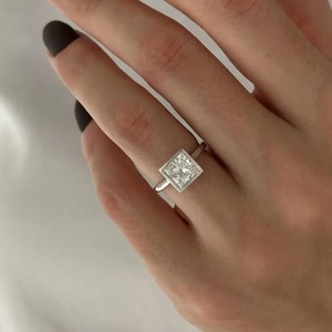 Bague de fiançailles solitaire en or blanc 18 carats avec diamant de laboratoire taille princesse, sertie clos, design tendance, certifiée IGI, pour femme, en promotion - Product Image 6