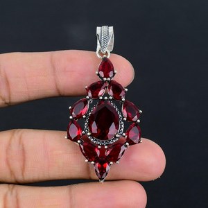 Élégant pendentif vintage en grenat du Mozambique, en argent sterling 925 plaqué or, serti clos, bijou de fiançailles, cadeau pour elle - Product Image 1