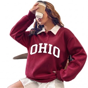 Compre al por mayor suéter de punto de manga larga con estampado de letras rojas de Ohio para mujer, estilo preppy, con cuello abotonado para mujer. - Product Image 1