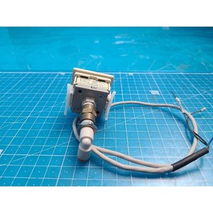 Pressostat numérique à vide SMC ZSE4B-T1-26, utilisé comme pièce détachée pour équipement semi-conducteur d'époque - Product Image 6