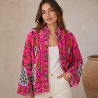 Blouson bomber rose en velours de coton tricoté et brodé, style floral bohème, design éco-responsable, respirant, veste Suzani