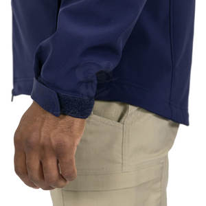 Veste softshell à capuche résistante à l'eau, coupe-vent, extensible et confortable pour un usage quotidien en hiver. - Product Image 4