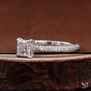 Anillo de compromiso de oro blanco de 10K con diamante de laboratorio de corte princesa de 1 quilate, anillo cuadrado limpio con banda pavé de tres hileras - Product Image 3