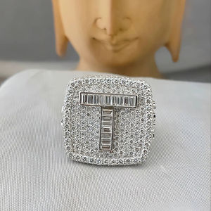 Bague de fiançailles en forme de T, style hip-hop, avec pierres latérales et diamants de qualité supérieure en or blanc, design élégant et abordable pour des moments spéciaux - Product Image 1