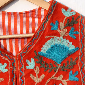 Chaleco de terciopelo floral Suzani bordado sin mangas para mujer, chaleco corto de invierno de algodón con relleno de algodón - Product Image 1